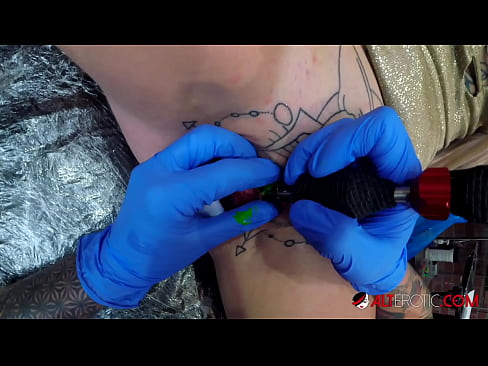 ❤️ Tsis tshua muaj tattooed hottie Sully Savage tau txais tattoo ntawm nws clitoris ❌ porn ntawm hmn.tukifporno.ru% Ib ❤